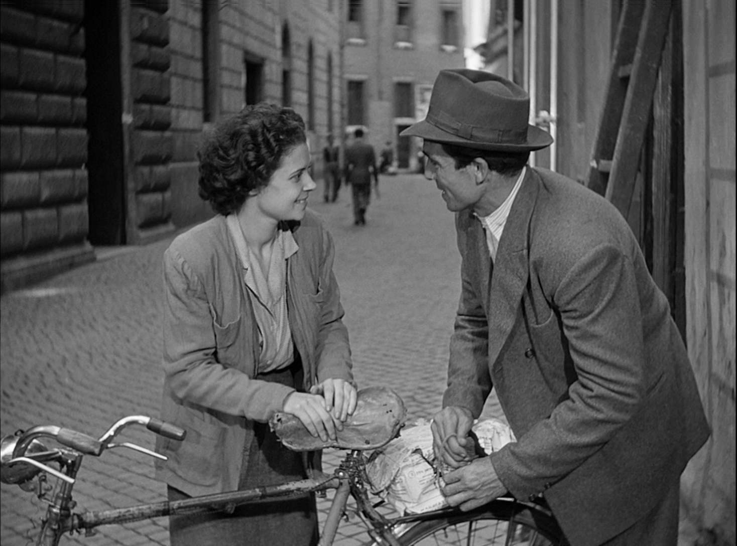 Cuplikan dalam film Vittorido De Sica, "Bicycle Thief".