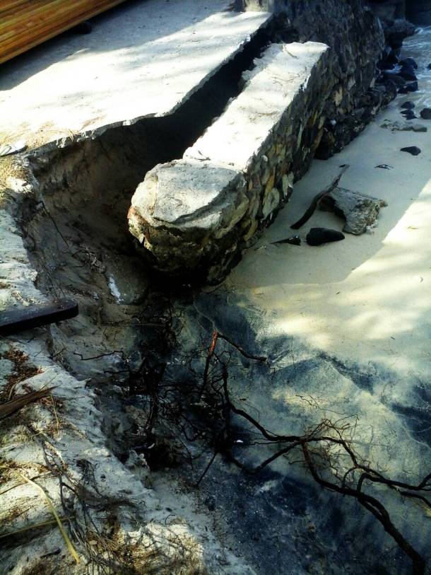 Bibir pantai yang rusak akibat hantaman ombak yang menggila.