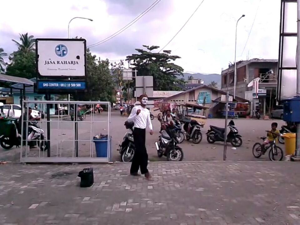 Nash Mime Performance 2