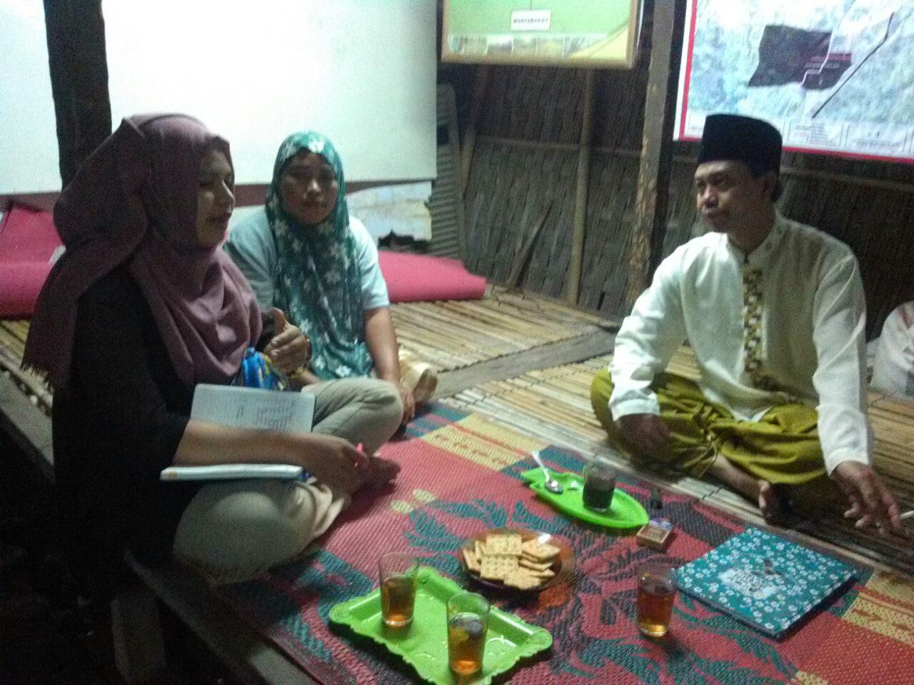 Berkunjung Ke Rumah Kepala Dusun Montong Bae