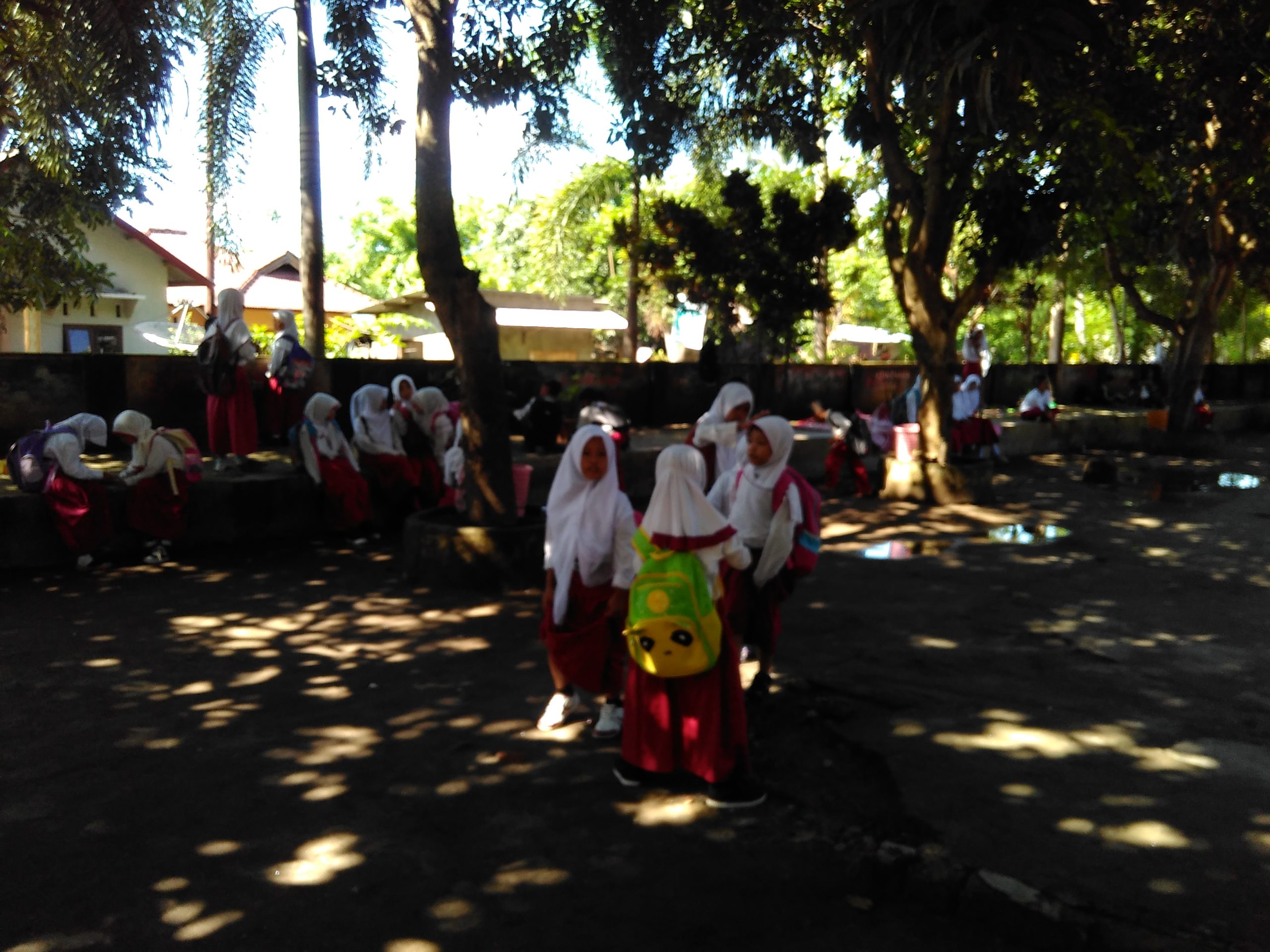 Bangsal Menggawe Melangkah Kembali Ke Sekolah di Tanjung
